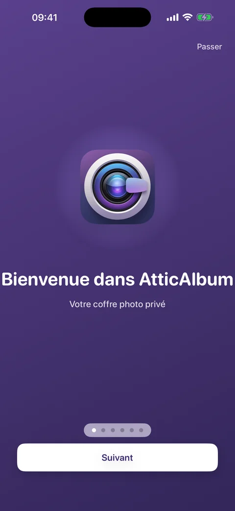 Écran d'accueil d'AtticAlbum affichant l'icône de l'app et le slogan sur un fond dégradé violet