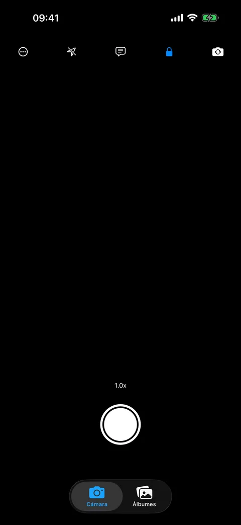 Interfaz de cámara integrada de AtticAlbum con controles de flash, zoom y cifrado